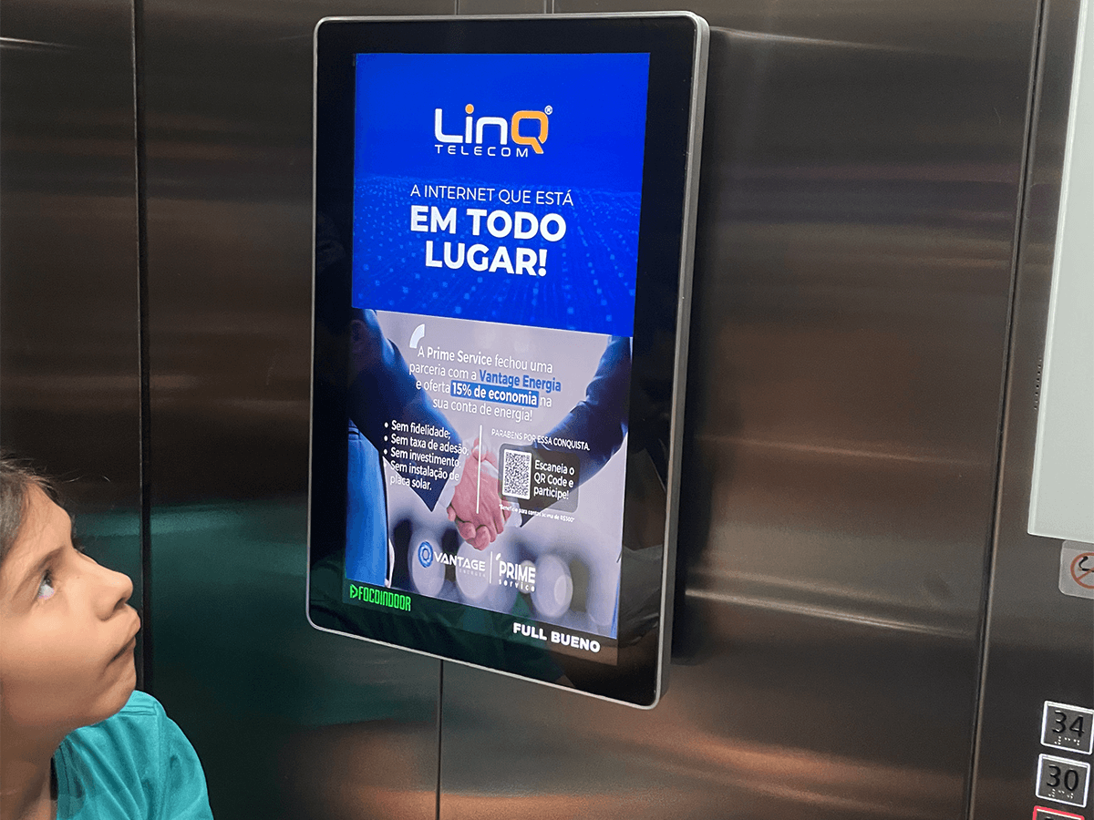 Tela da Foco Indoor instalada em elevador