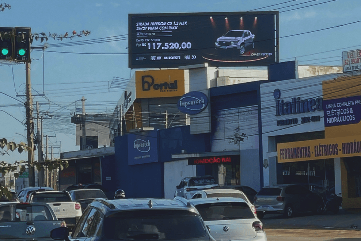 Painel de LED da Foco Indoor em avenida comercial