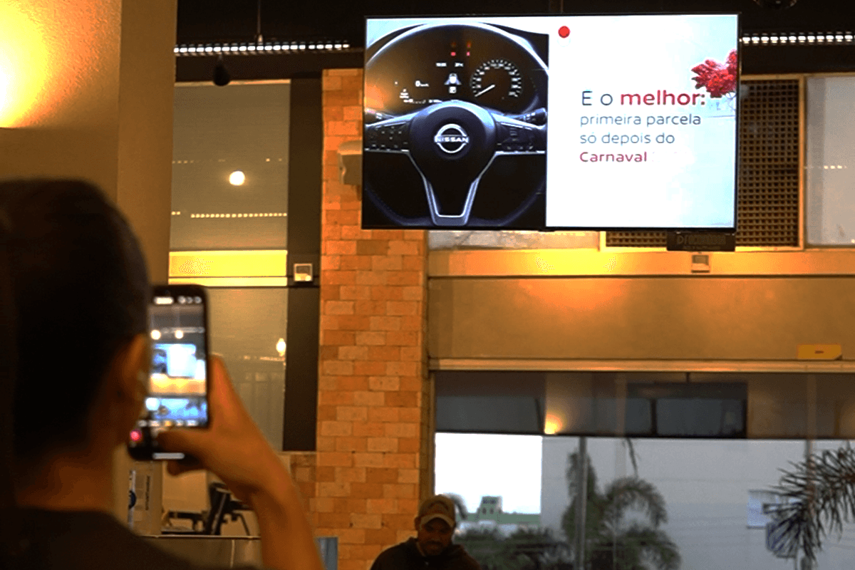 Tela de mídia indoor da Foco Indoor em ambiente comercial