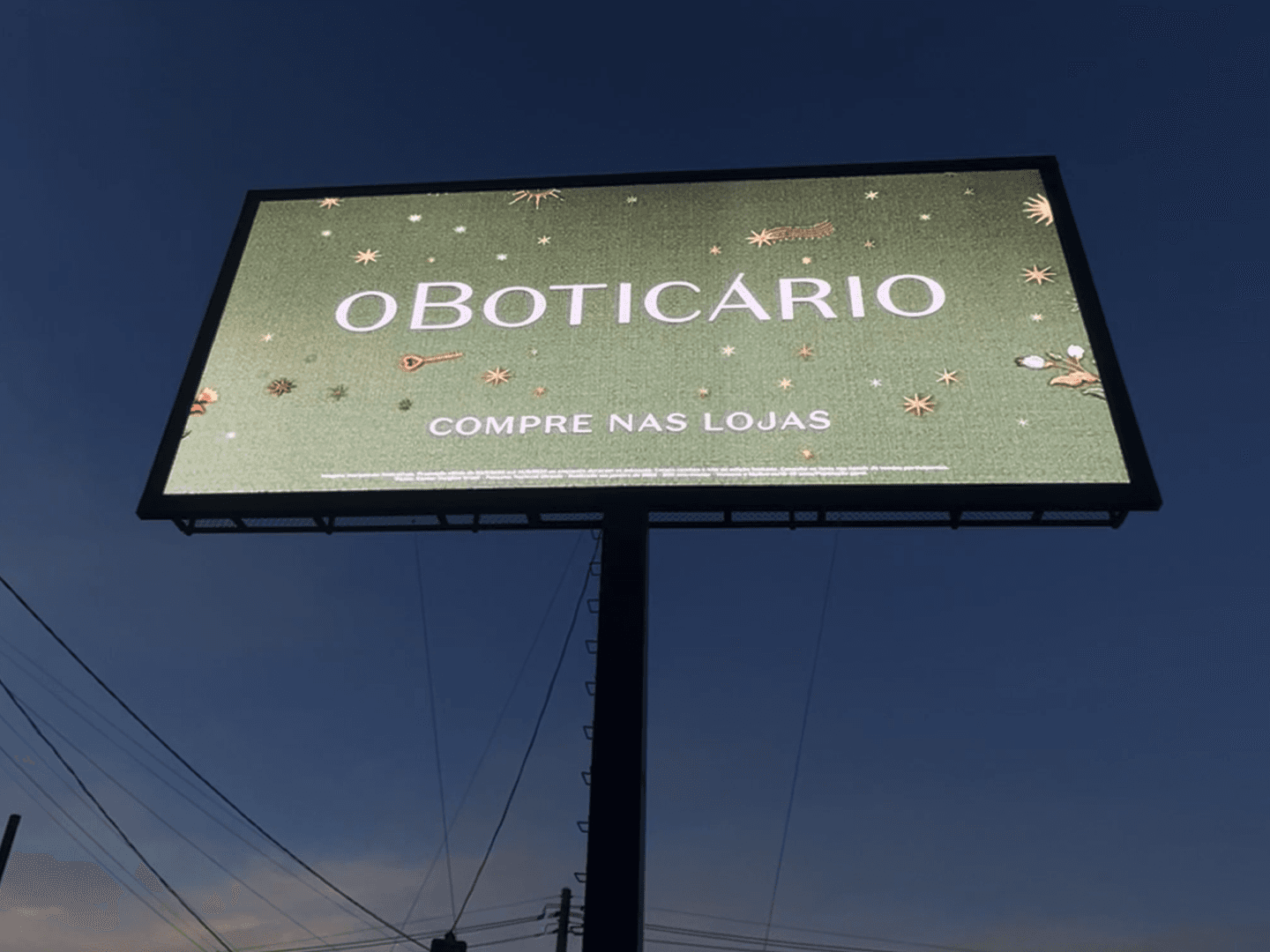 Painel de LED da Foco Indoor exibindo campanha do O Boticário